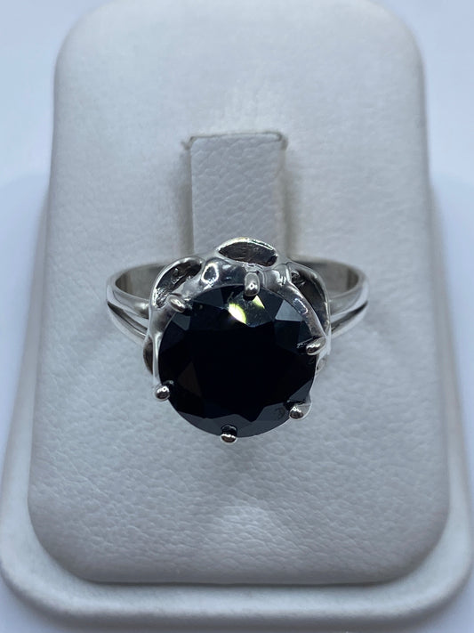 Anillo de plata solitario con circonia negra facetada en estuche blanco