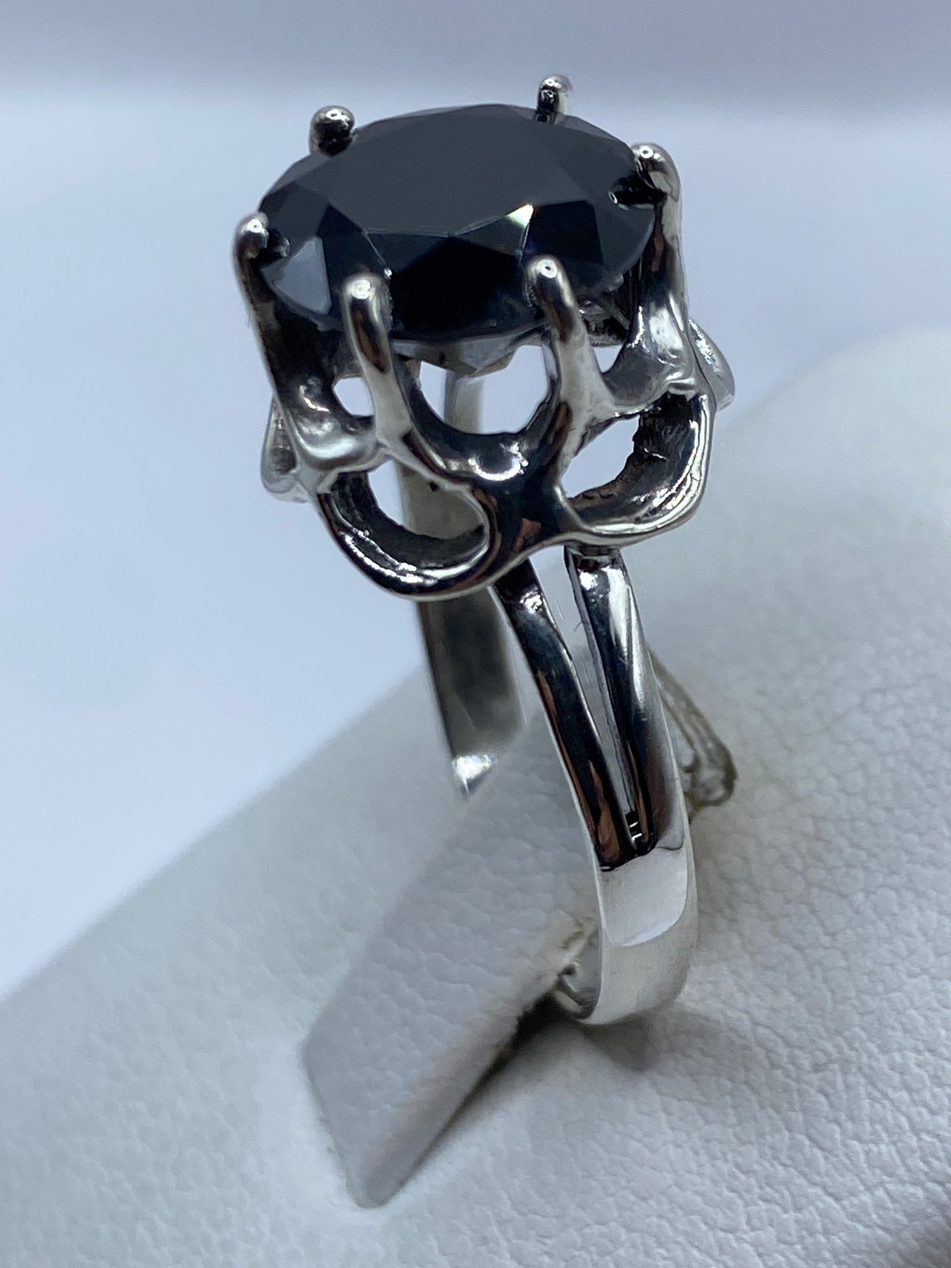 Detalle de la circonia negra con facetas brillantes en anillo de plata