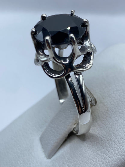 Detalle de la circonia negra con facetas brillantes en anillo de plata