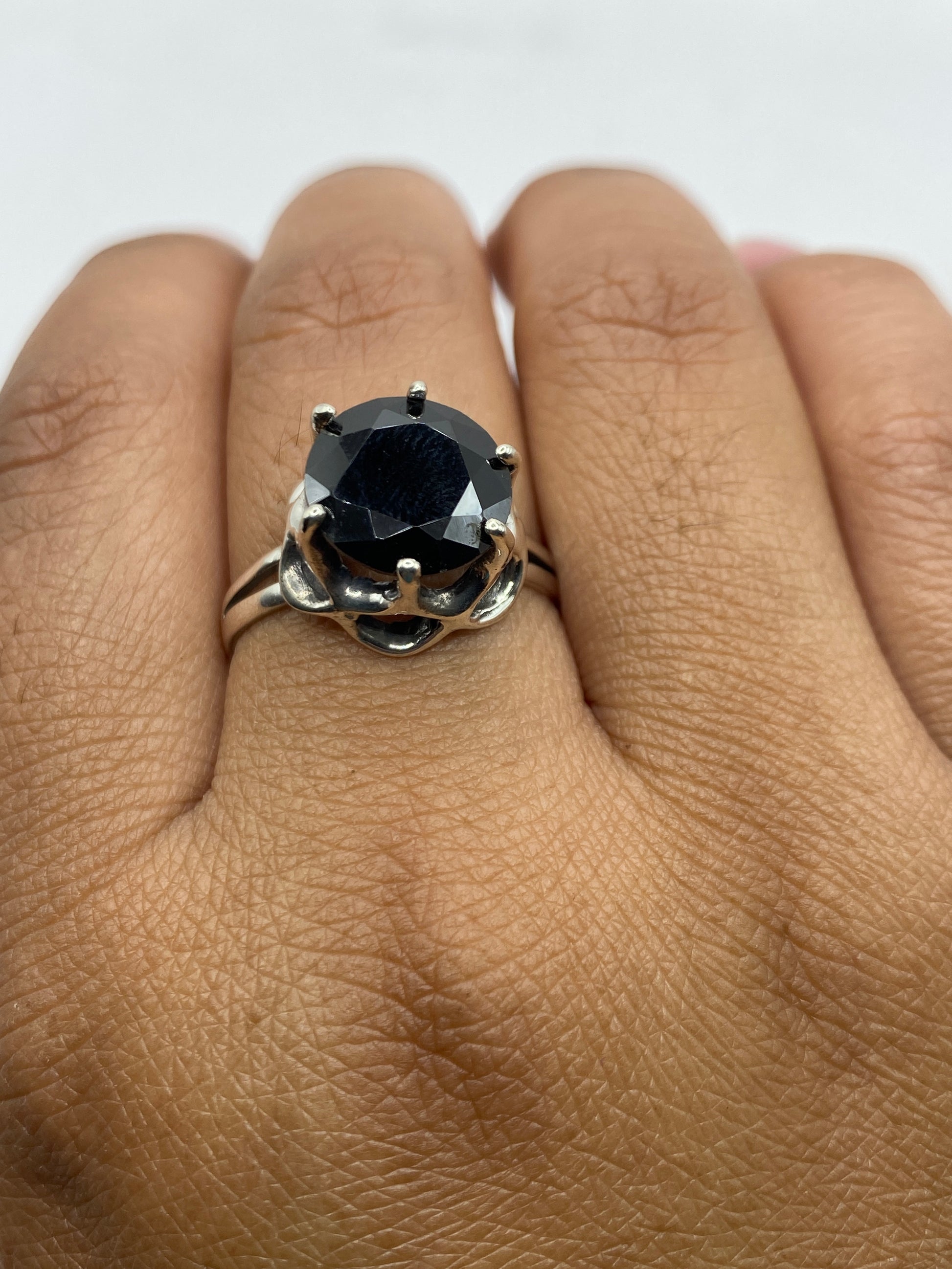 Anillo solitario de plata .925 en mano mostrando el sello MEXICO