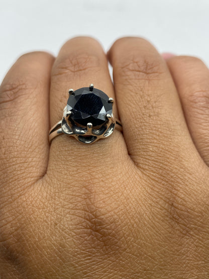 Anillo solitario de plata .925 en mano mostrando el sello MEXICO