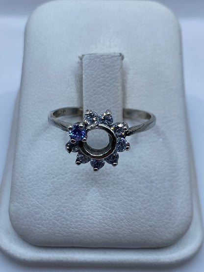 Anillo solitario de plata .925 con circonia blanca en estuche blanco de joyería