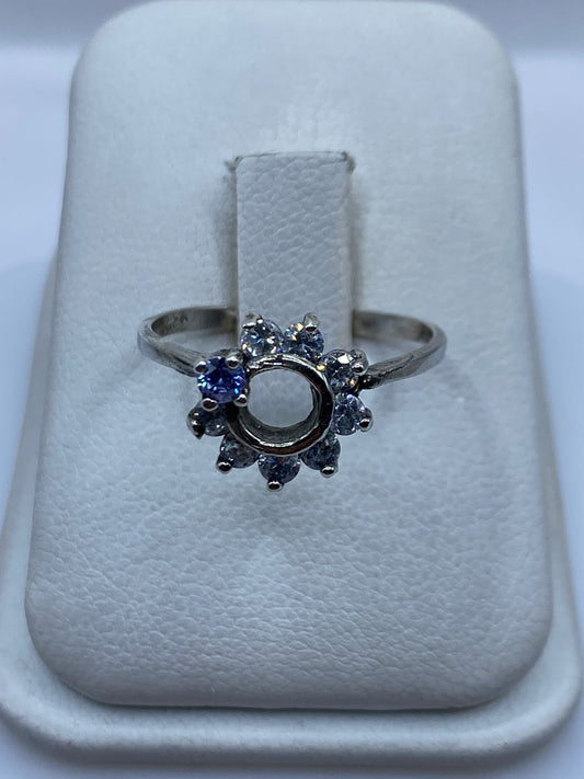 Anillo solitario de plata .925 con circonia blanca en estuche blanco de joyería