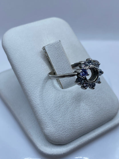Anillo solitario vista lateral mostrando el engaste de circonia en plata de Taxco