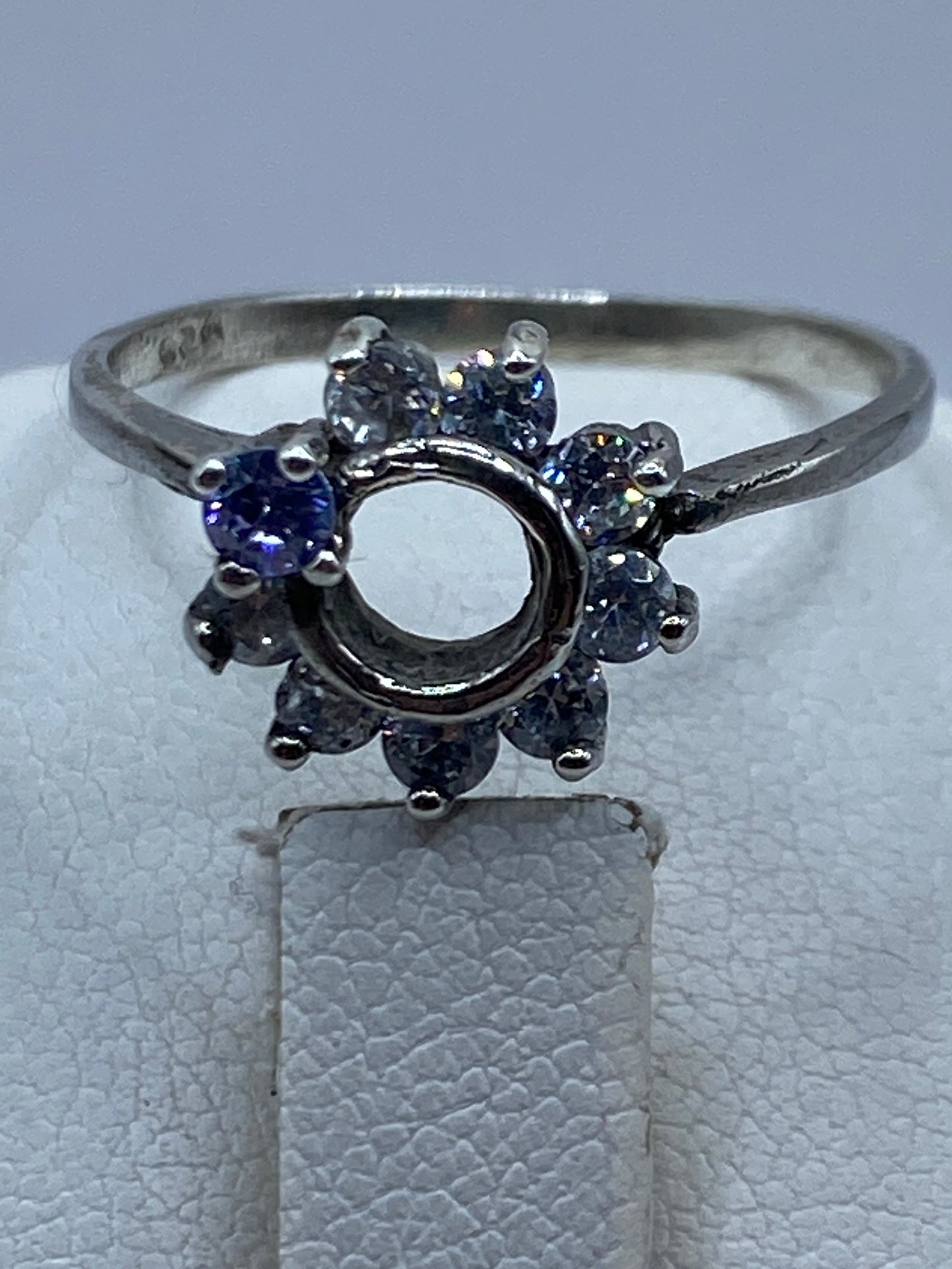 Circonia blanca brillante en anillo de plata pulido a espejo, con reflexión de luz