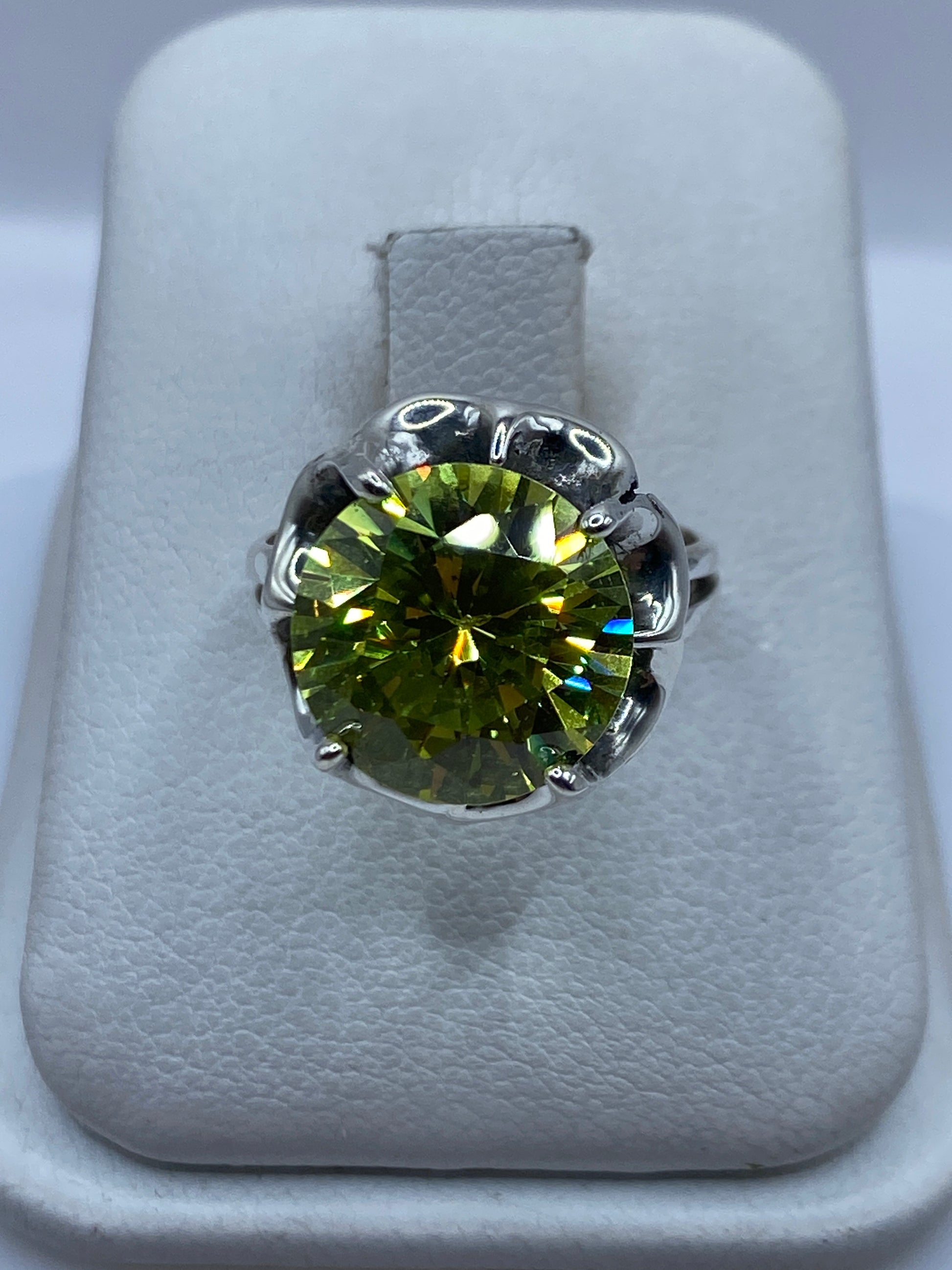 Anillo de plata con circonia verde brillante en caja de presentación blanca
