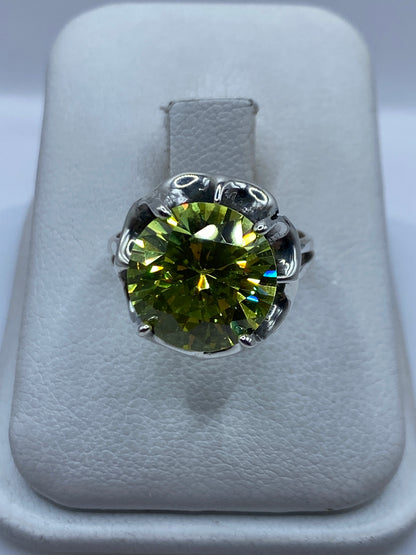 Anillo de plata con circonia verde brillante en caja de presentación blanca