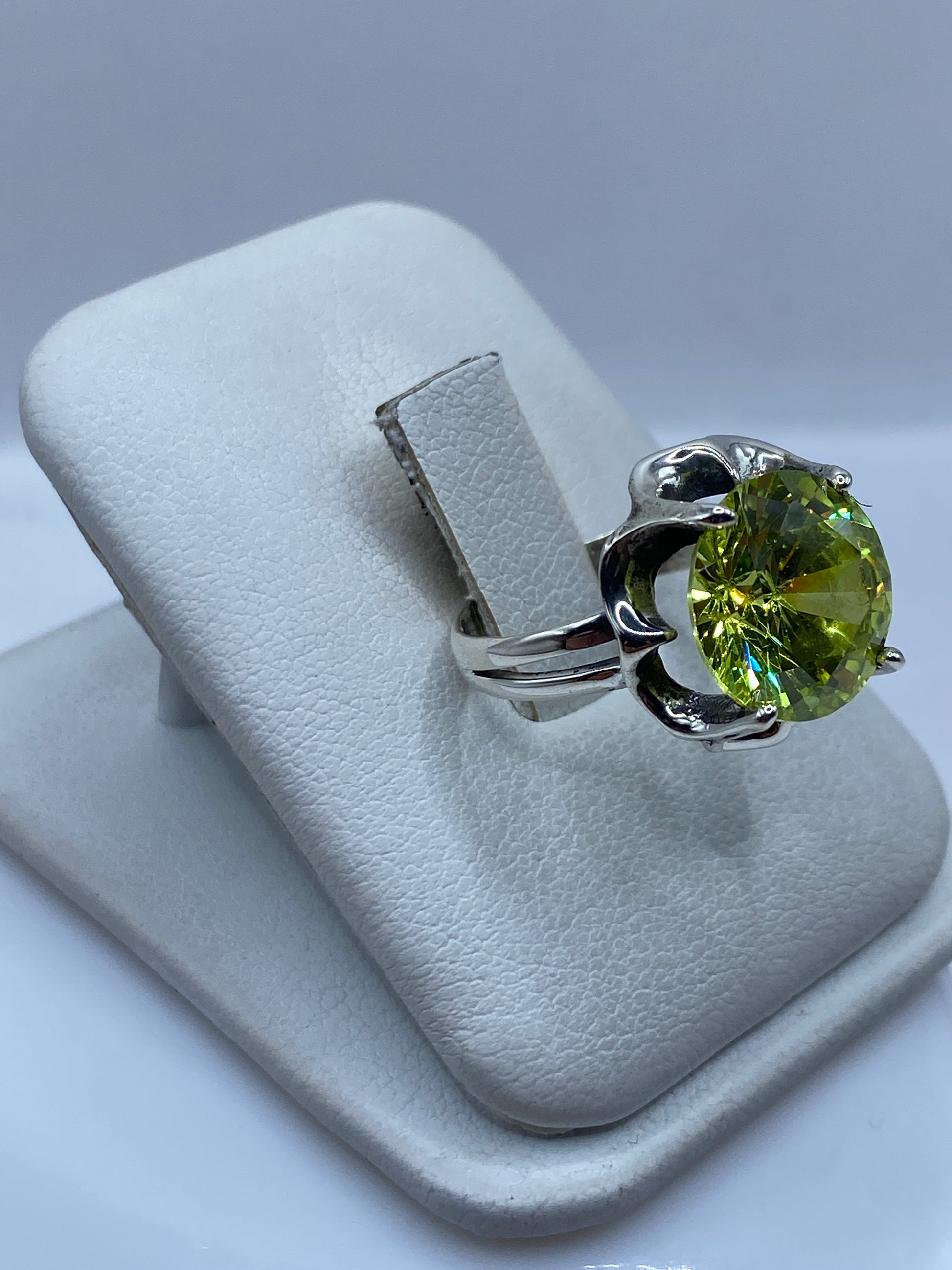 Detalle lateral del anillo solitario de plata .925 con piedra verde