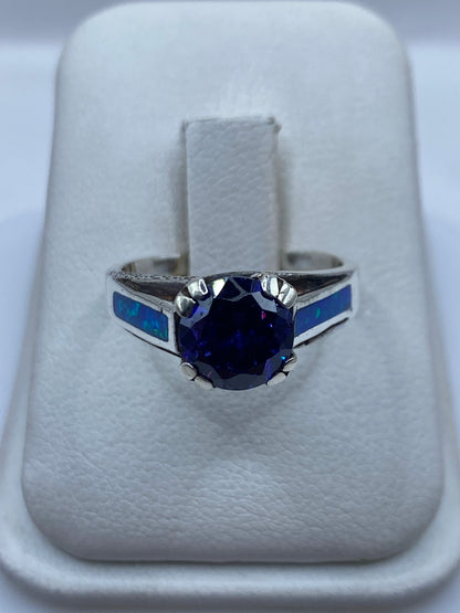 Anillo de plata .950 con ópalo de fuego azul en estuche blanco, vista frontal del engaste