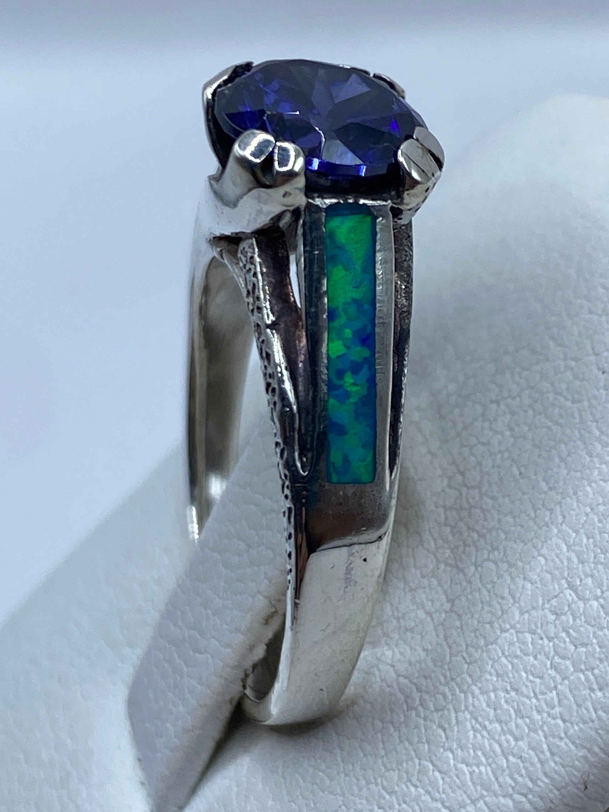 Anillo solitario en plata .950 con banda texturizada y ópalo azul, vista lateral