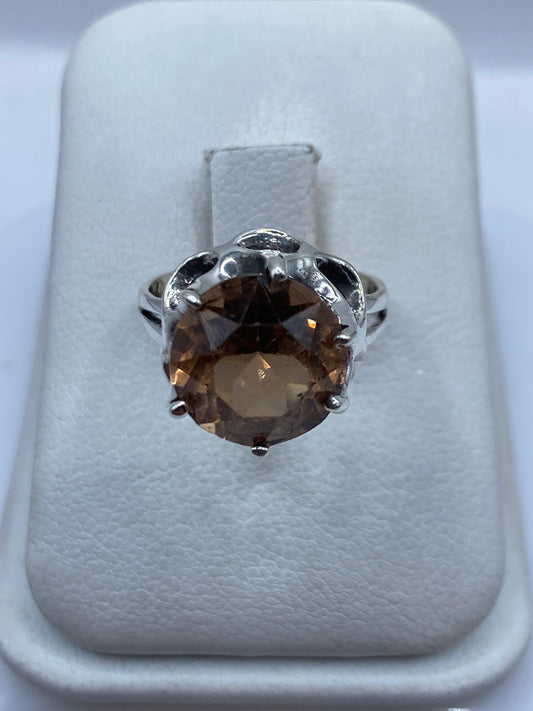 Anillo de plata solitario con circonia café visto de frente, mostrando el brillo cálido de la piedra