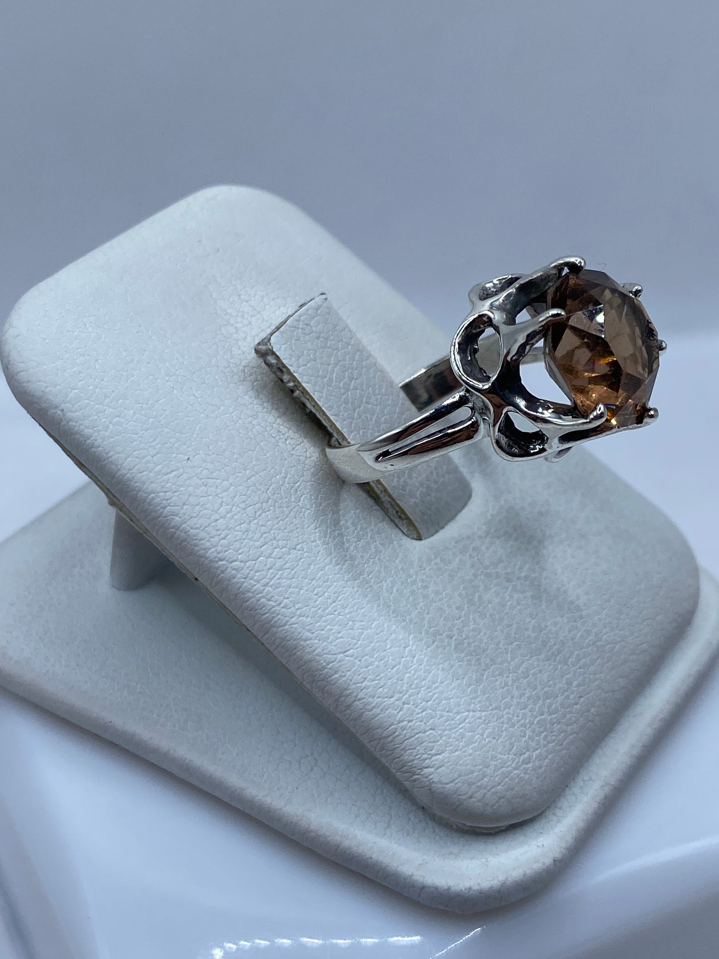 Vista lateral del anillo de plata con engaste artesanal de circonia café