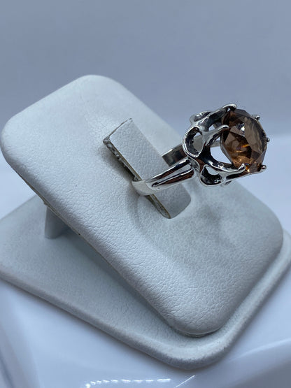 Vista lateral del anillo de plata con engaste artesanal de circonia café