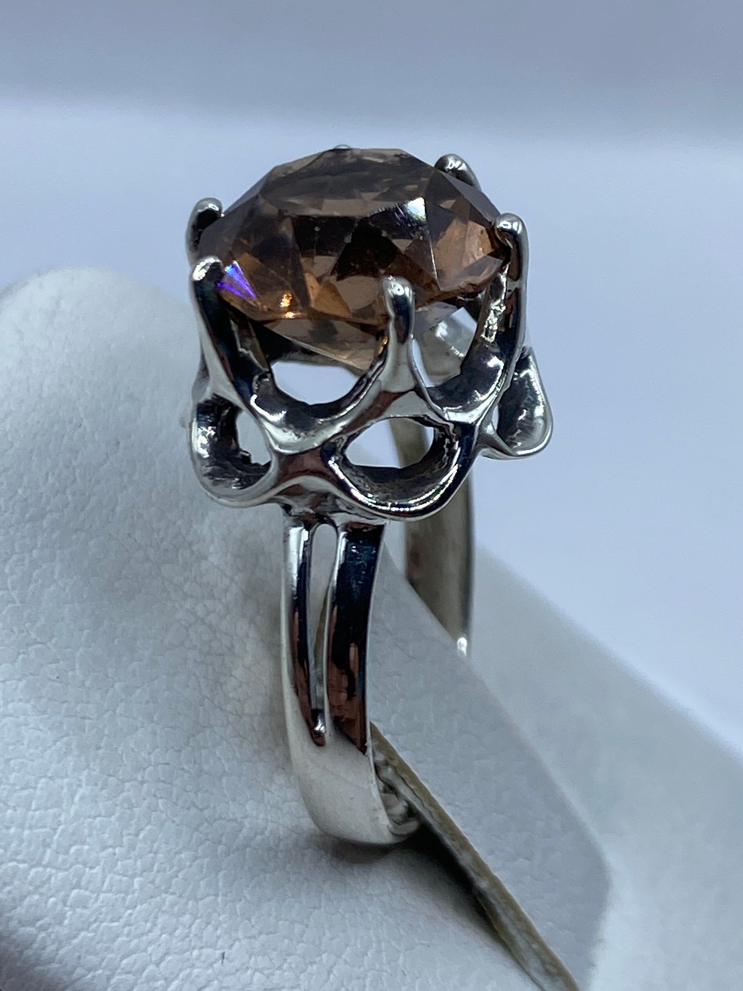 Detalle del sello .925 en la banda interna del anillo