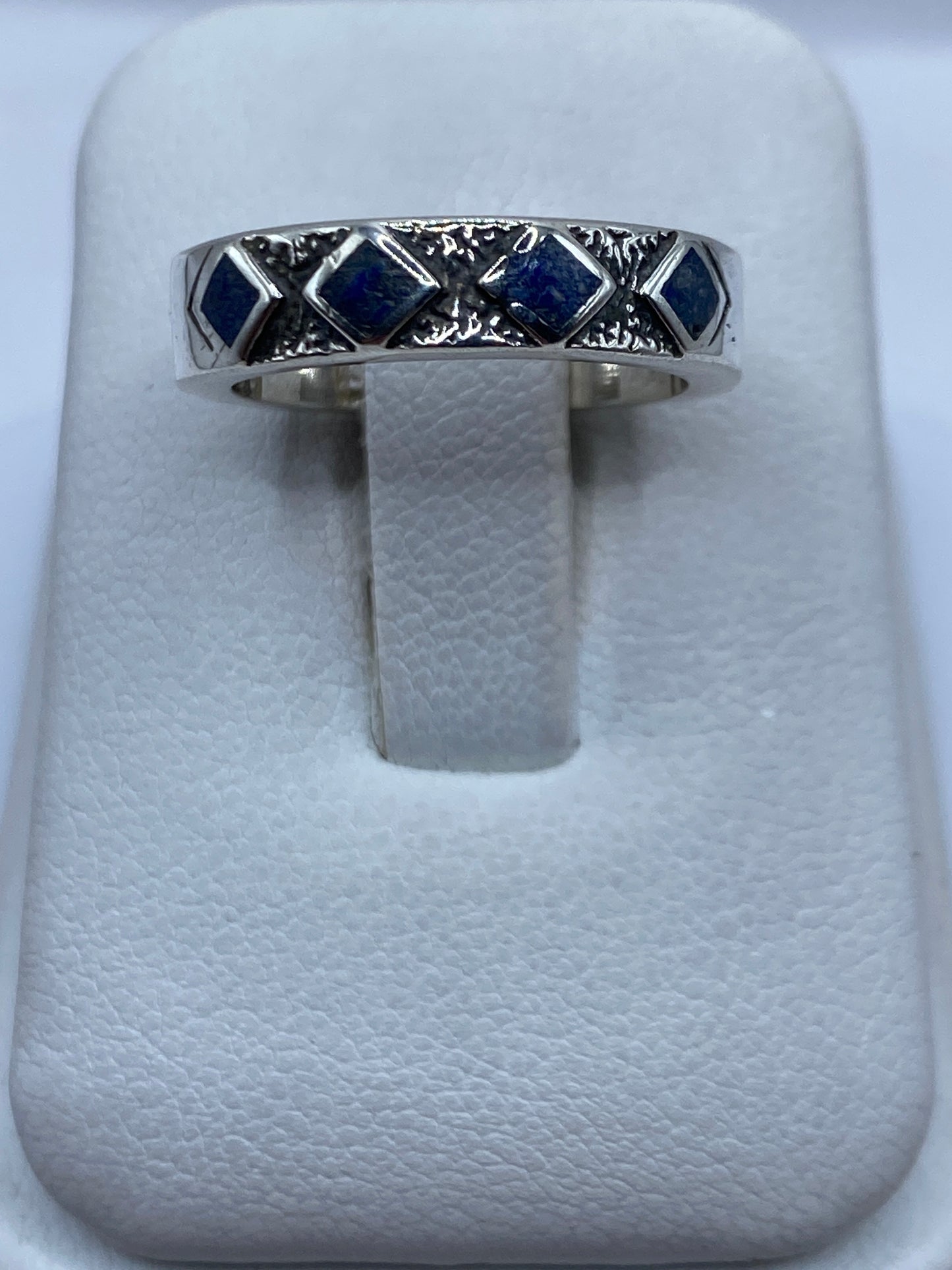 Anillo de plata .925 con lapislázuli azul, vista superior mostrando cuatro piedras cuadradas