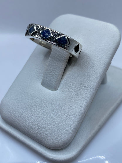 Anillo étnico en plata con filigrana tallada y lapislázuli, vista lateral en dedo