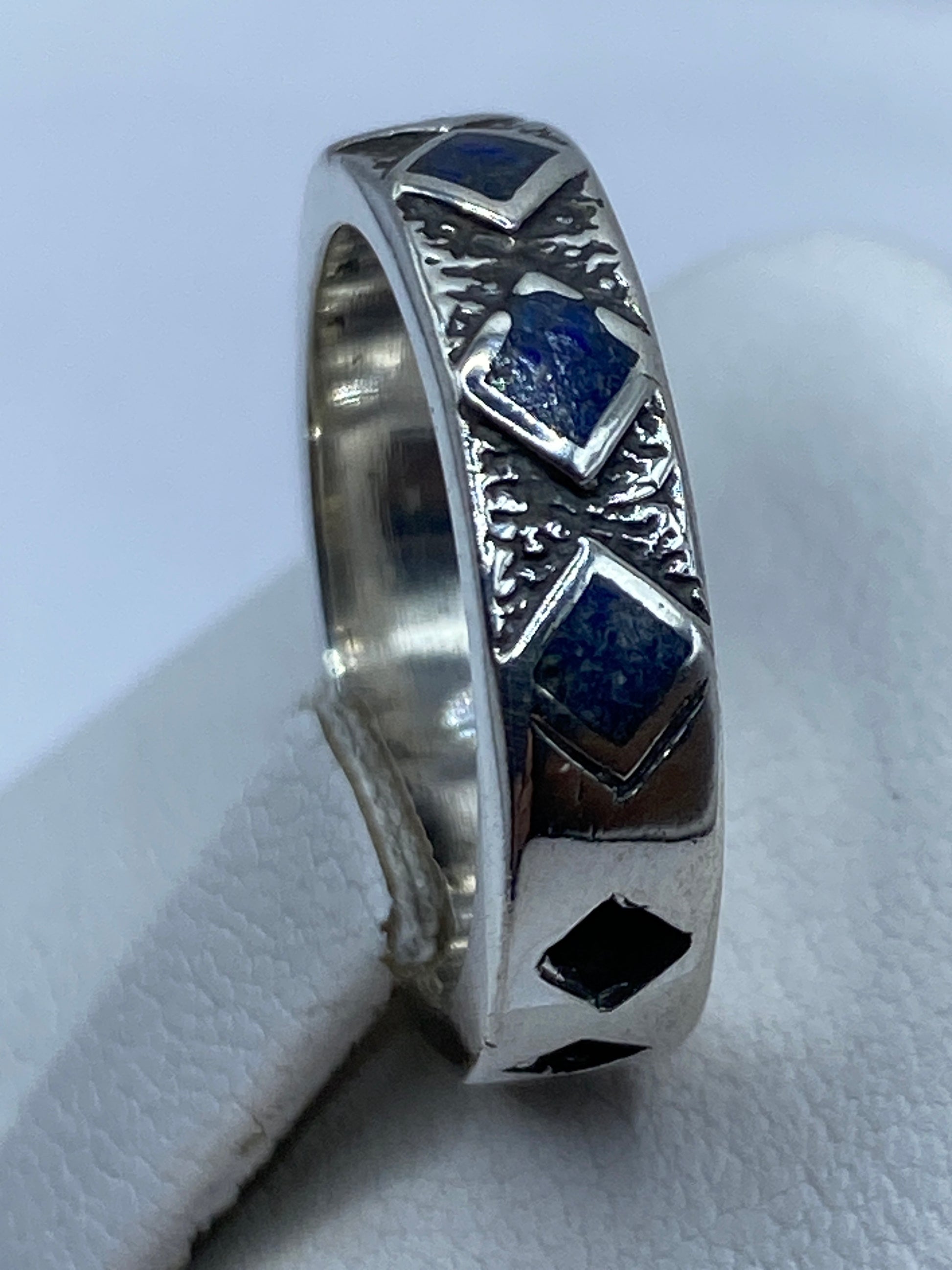Detalle de la filigrana textizada en plata alrededor del lapislázuli azul
