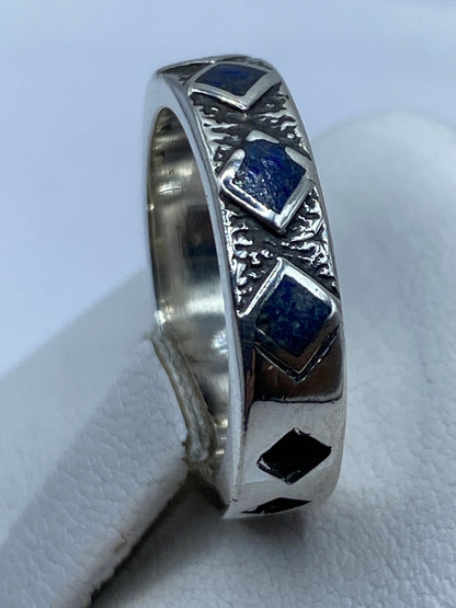 Detalle de la filigrana textizada en plata alrededor del lapislázuli azul