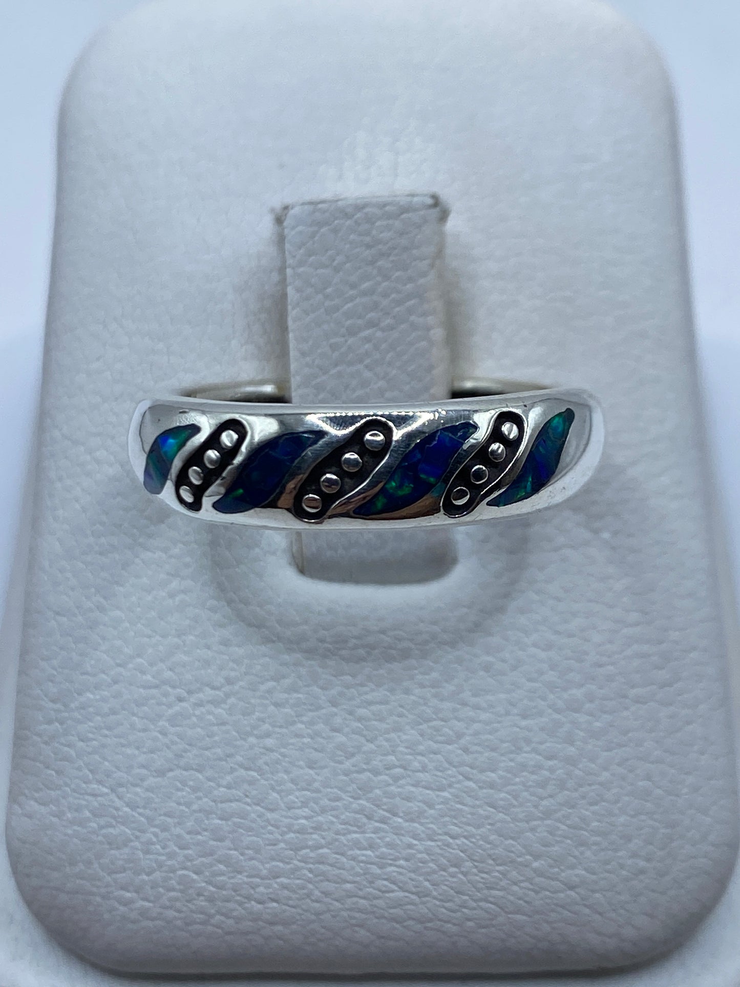 Anillo de plata .950 con ópalo de fuego azul y perlas engastadas, vista frontal