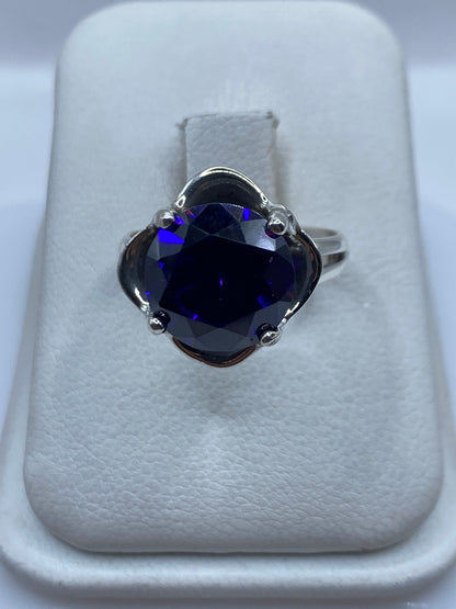 Anillo de plata solitario con circonia morada facetada en estuche blanco