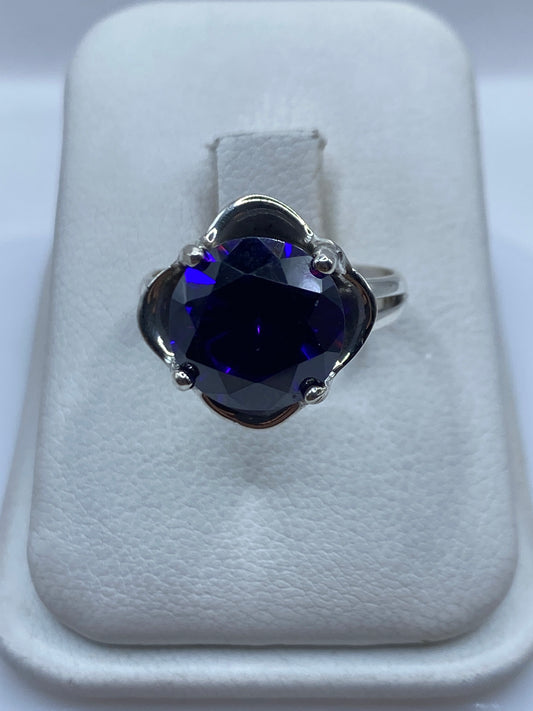 Anillo de plata solitario con circonia morada facetada en estuche blanco
