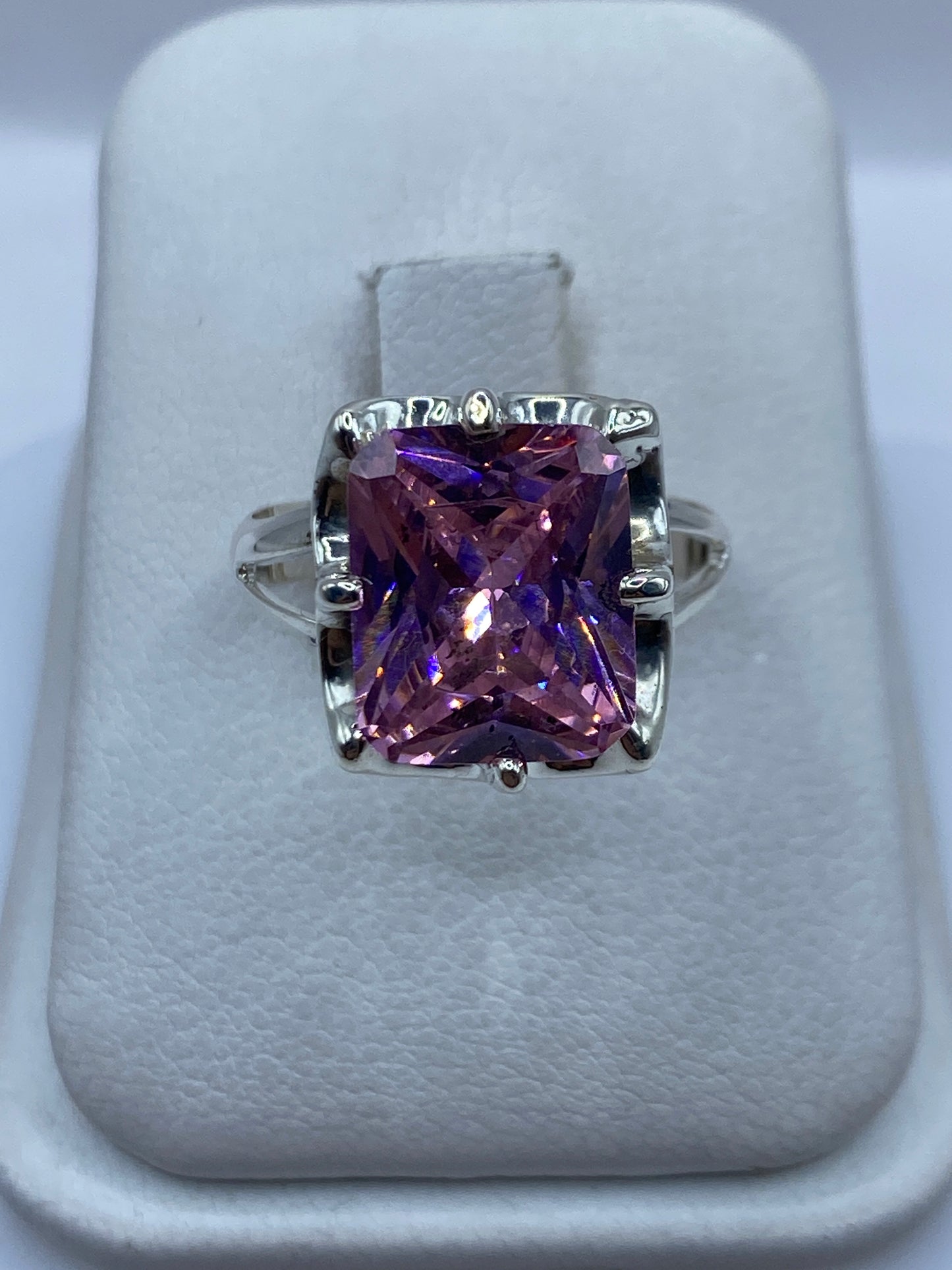 Anillo de plata .925 con circonia rosa grande engastada, vista frontal en estuche blanco