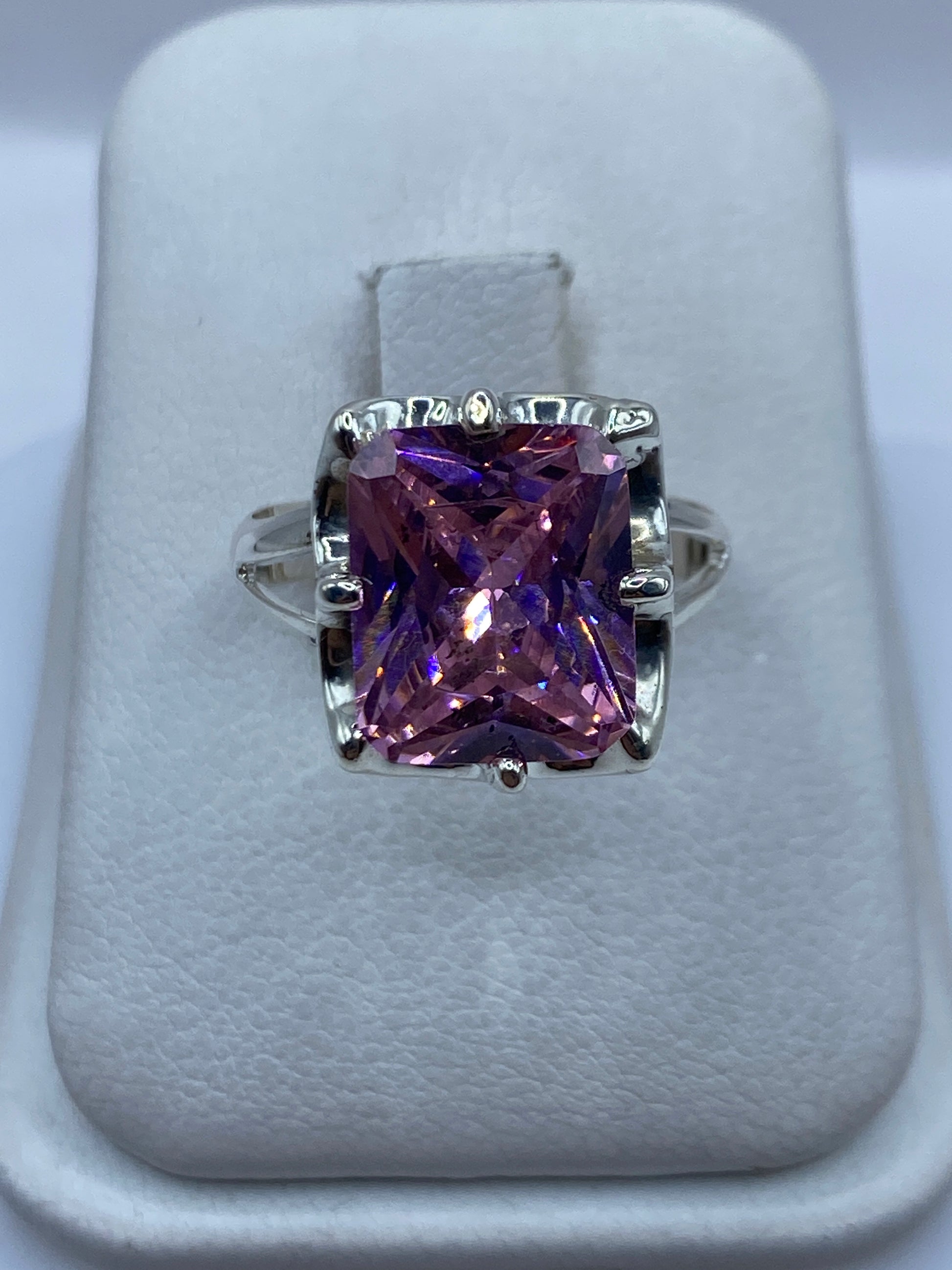 Anillo de plata .925 con circonia rosa grande engastada, vista frontal en estuche blanco