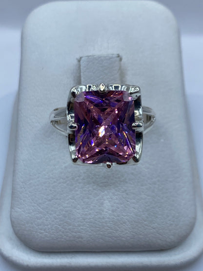 Anillo de plata .925 con circonia rosa grande engastada, vista frontal en estuche blanco