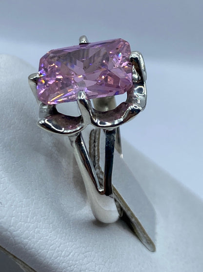 Detalle lateral del anillo de plata Taxco con garra de engaste y sello MEXICO 925