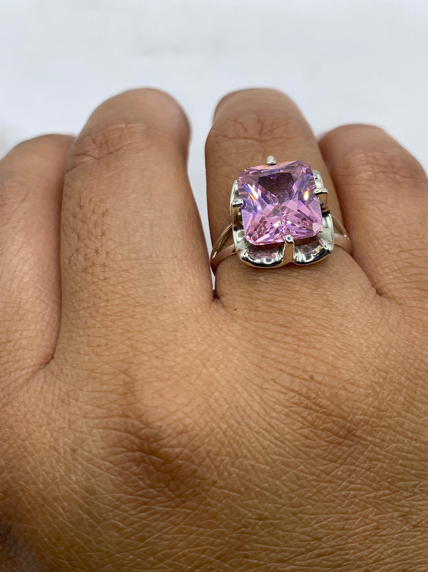 Anillo circonia rosa sobre fondo blanco, vista completa del frente y banda de plata