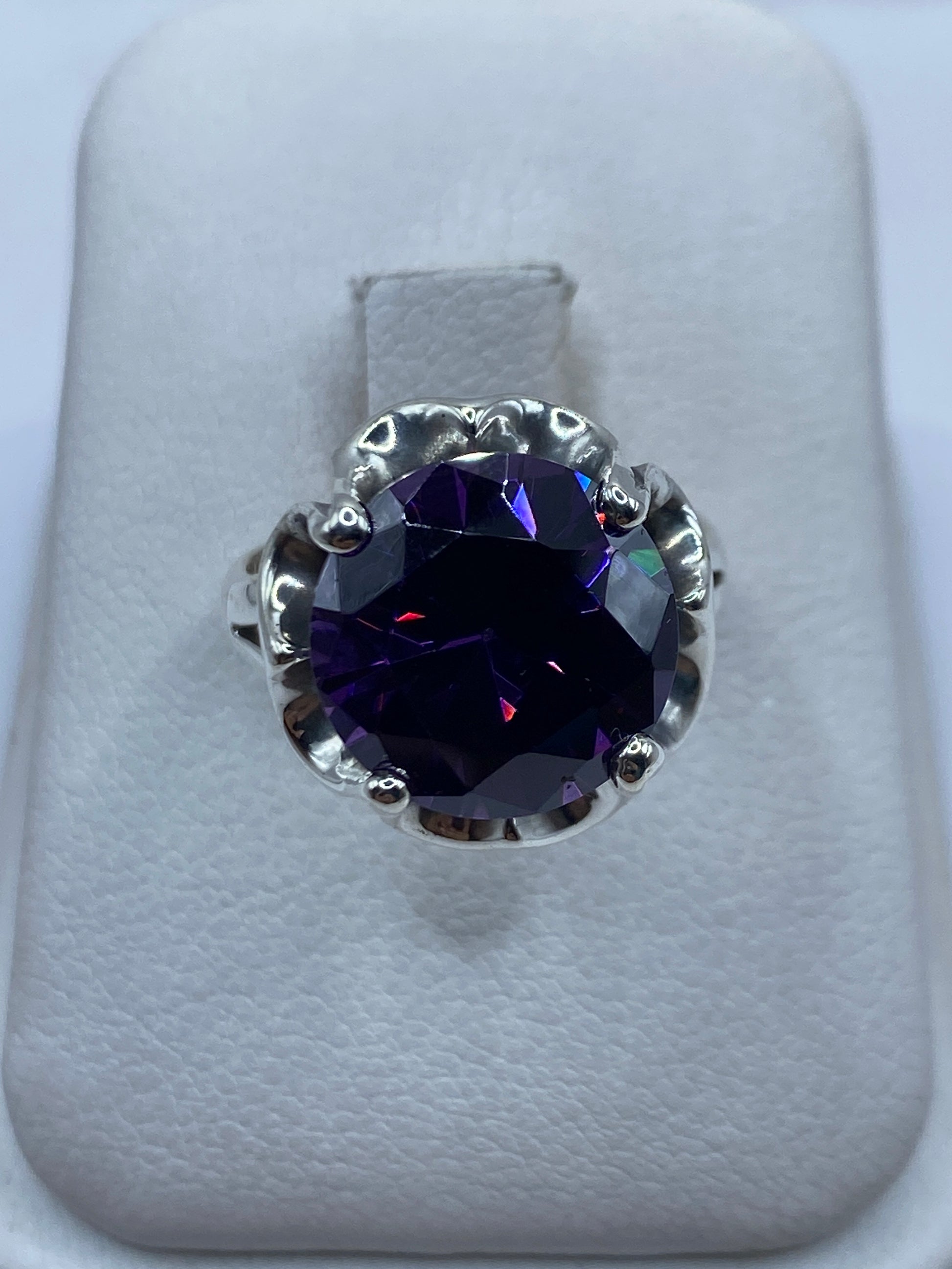 Anillo solitario de plata con circonia morada facetada en estuche blanco de presentación
