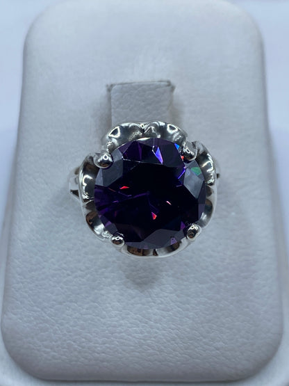 Anillo solitario de plata con circonia morada facetada en estuche blanco de presentación