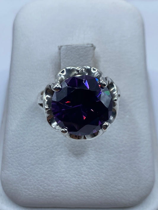 Anillo solitario de plata con circonia morada facetada en estuche blanco de presentación