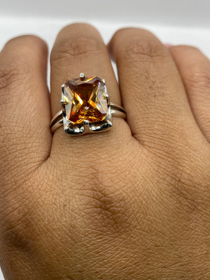Anillo solitario sobre fondo blanco mostrando el sello 925 y el brillo de la piedra