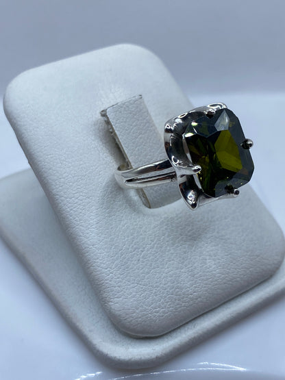 Vista frontal del anillo de plata .925 con piedra verde olivo brillante