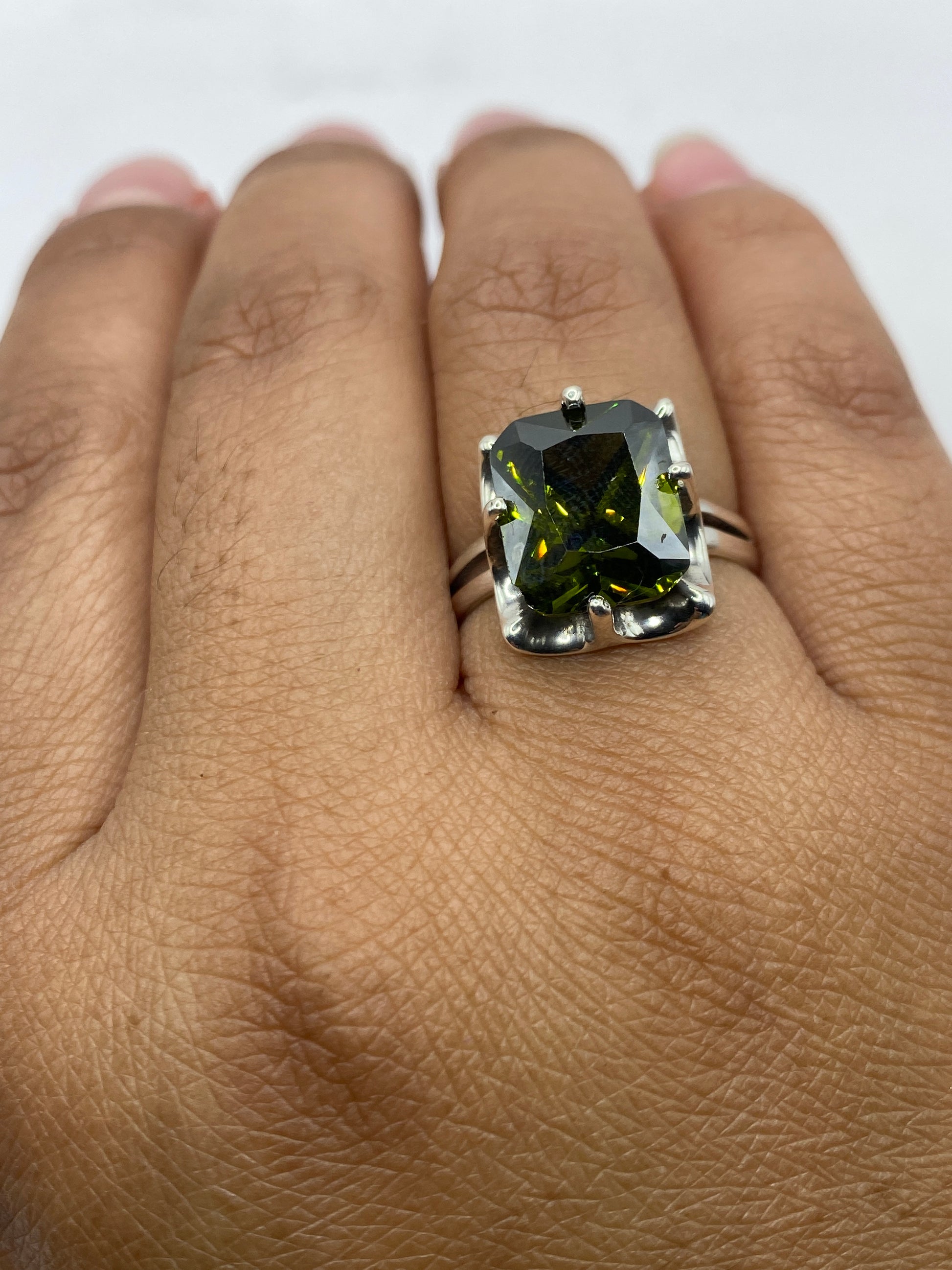 Anillo solitario sobre fondo blanco mostrando el sello 925 en la banda