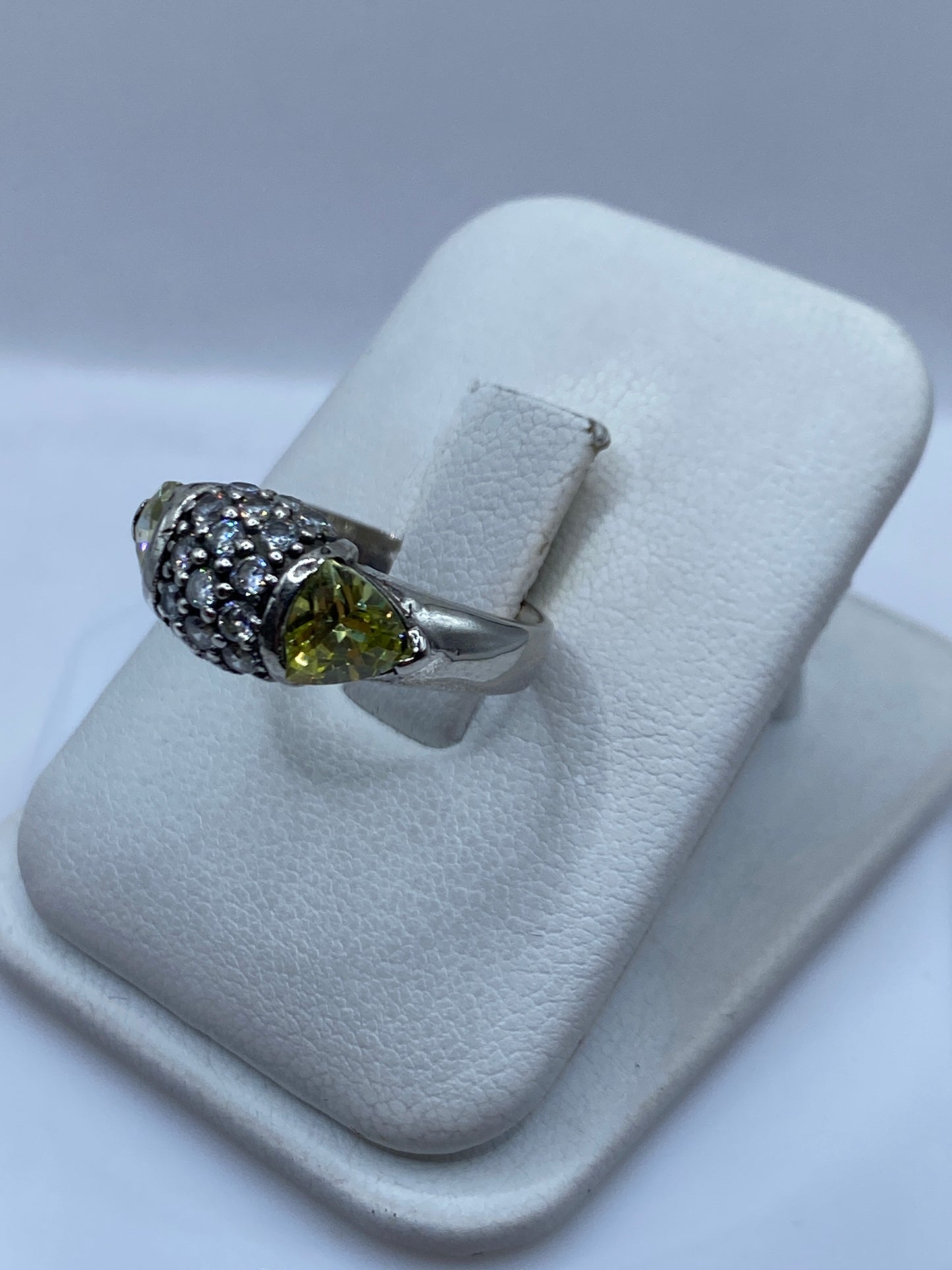Vista lateral del anillo elegante mostrando el engaste de circonia en plata