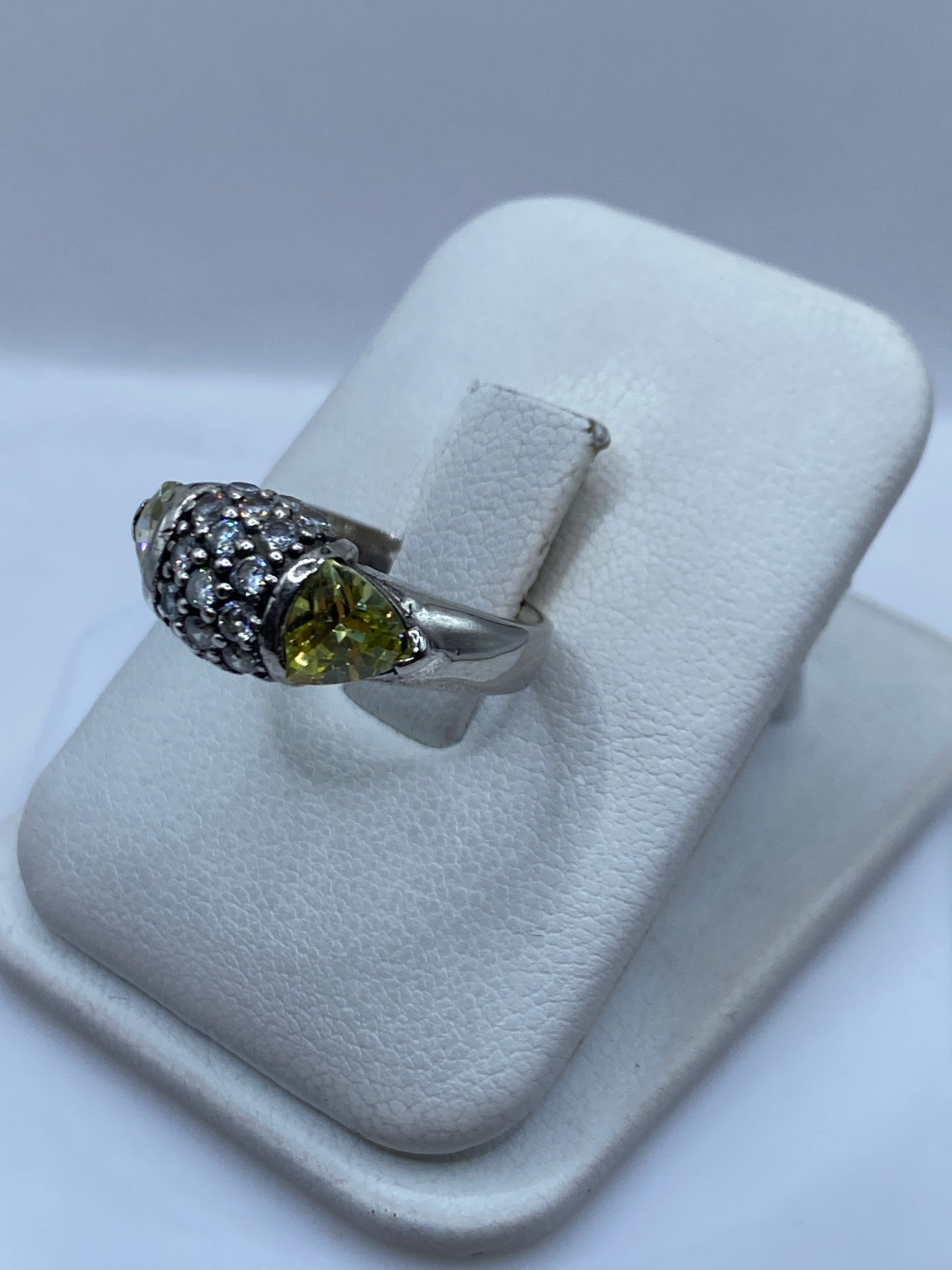Vista lateral del anillo elegante mostrando el engaste de circonia en plata