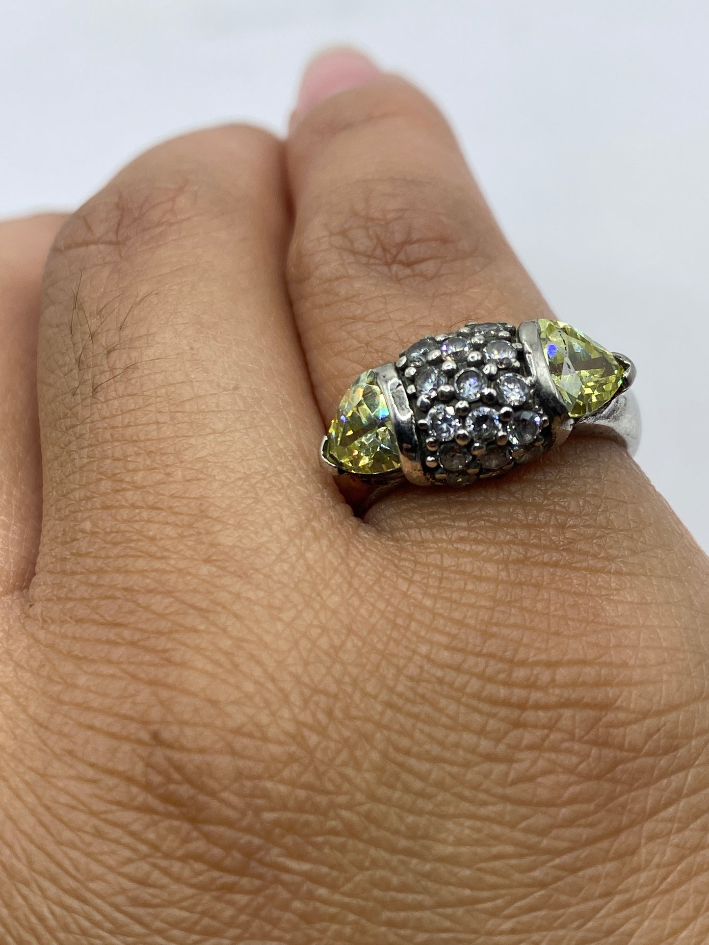 Anillo en la mano mostrando el sello .925 MEXICO y el fuego de la piedra
