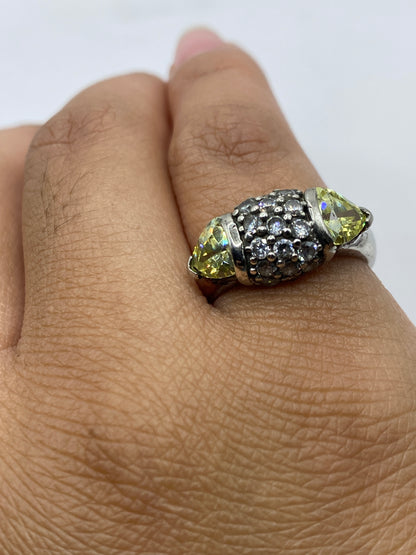Anillo en la mano mostrando el sello .925 MEXICO y el fuego de la piedra