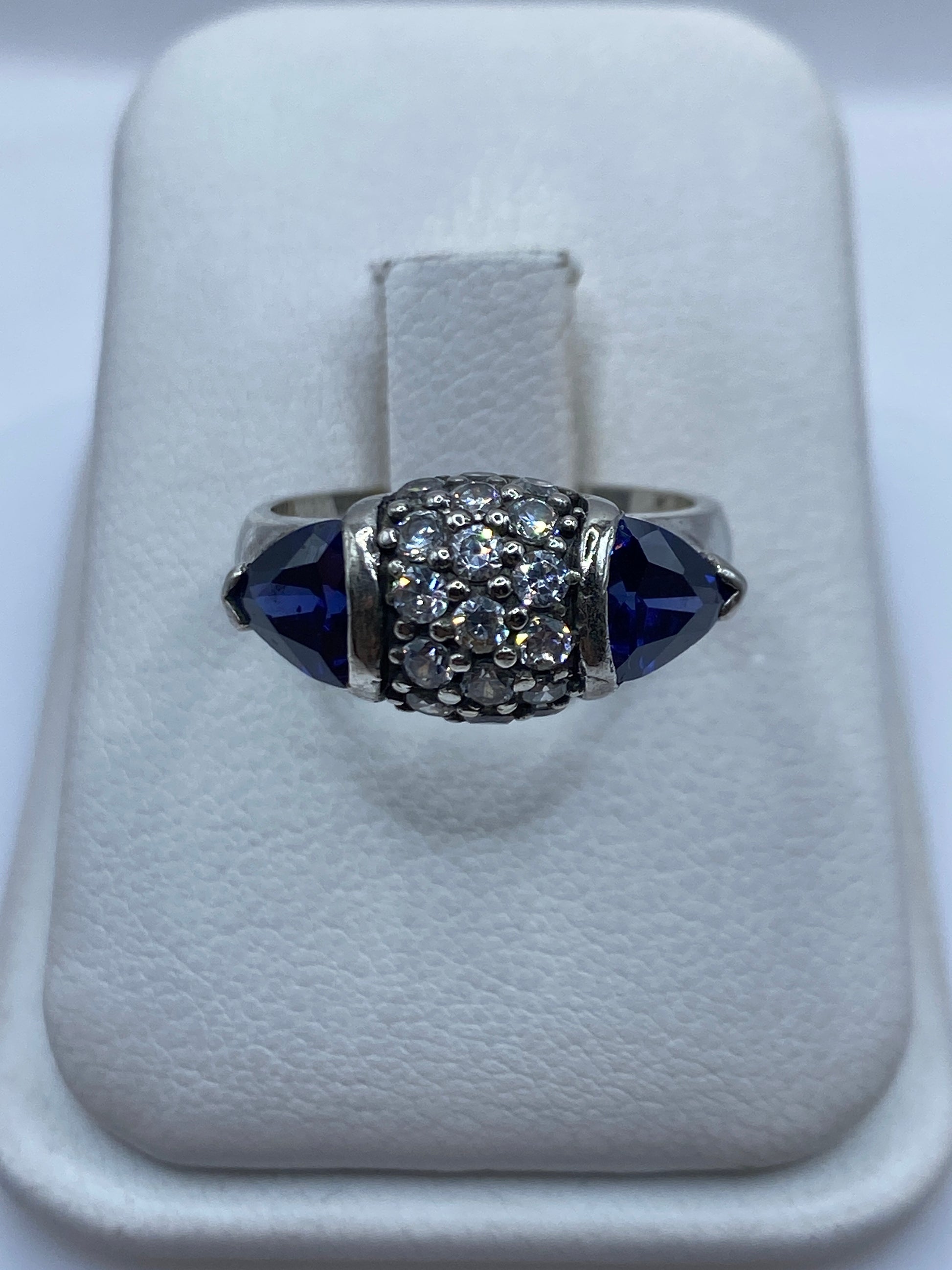 Anillo solitario de plata con circonia azul facetada en estuche de presentación blanco