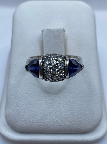 Anillo solitario de plata con circonia azul facetada en estuche de presentación blanco