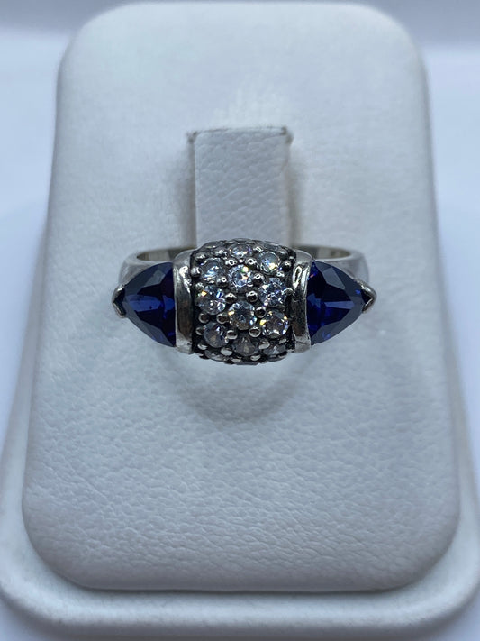 Anillo solitario de plata con circonia azul facetada en estuche de presentación blanco