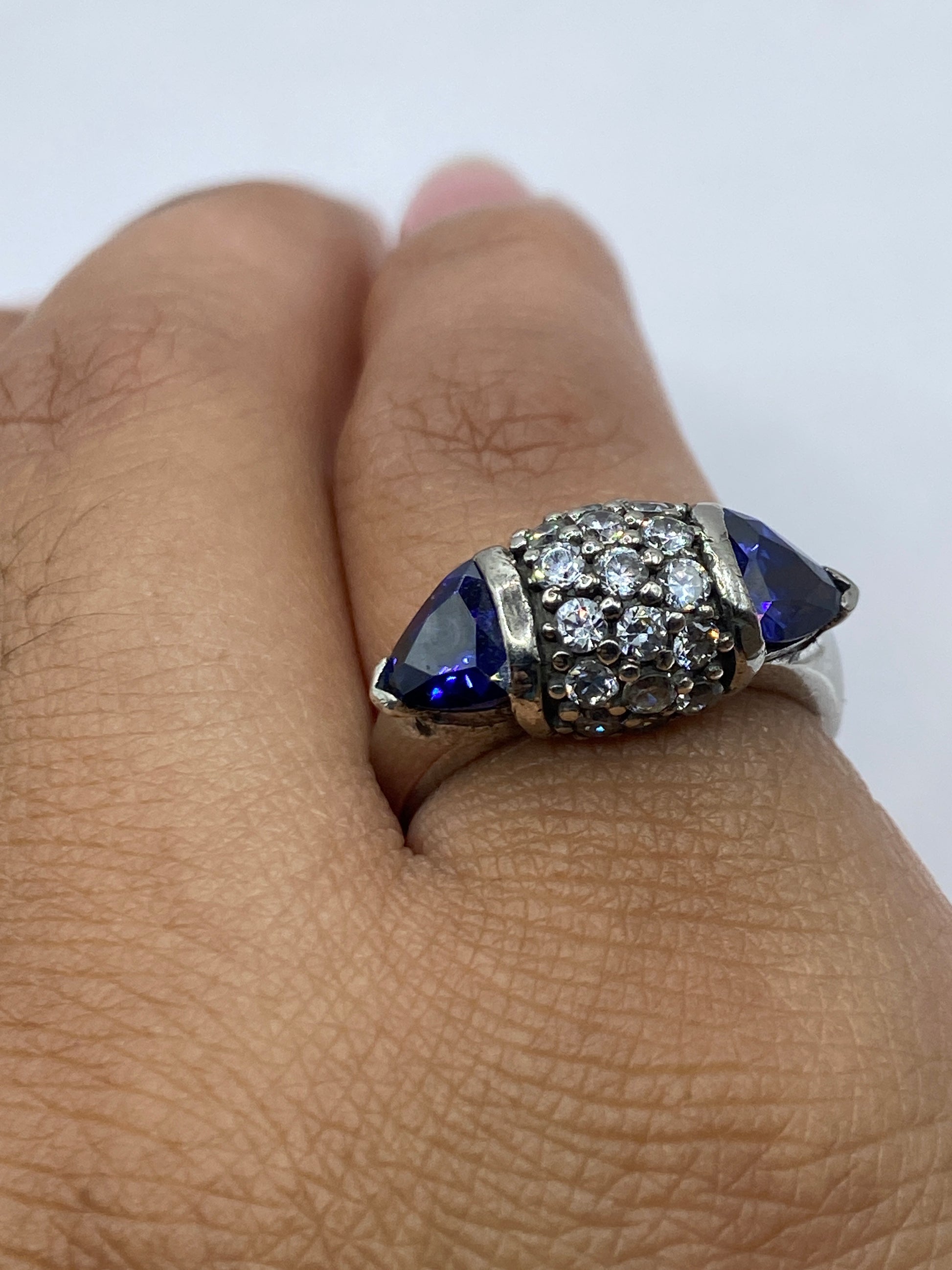 Detalle de la circonia azul y el sello .925 en la banda de plata