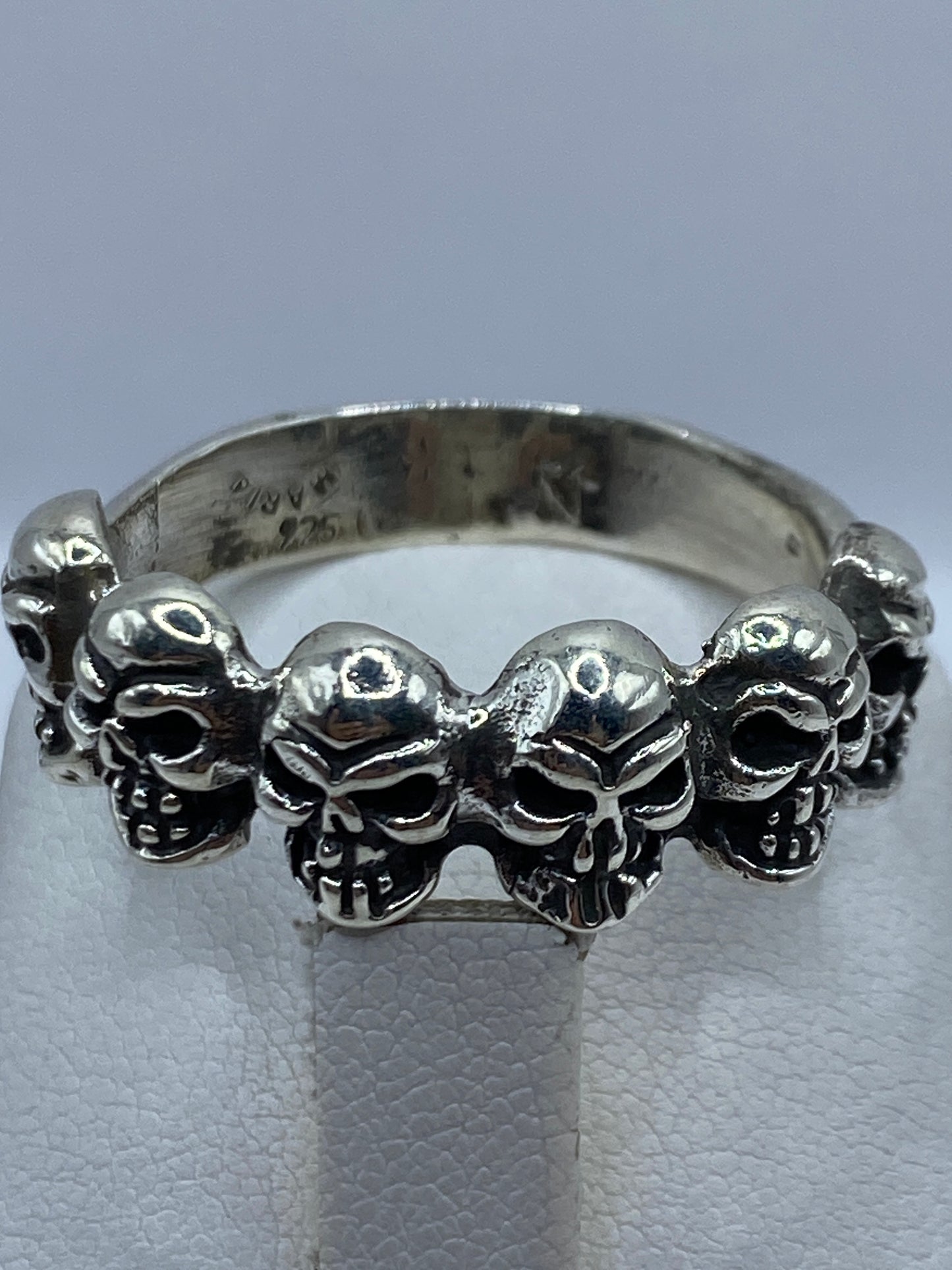 Anillo en la mano de un hombre mostrando el peso y presencia de la pieza
