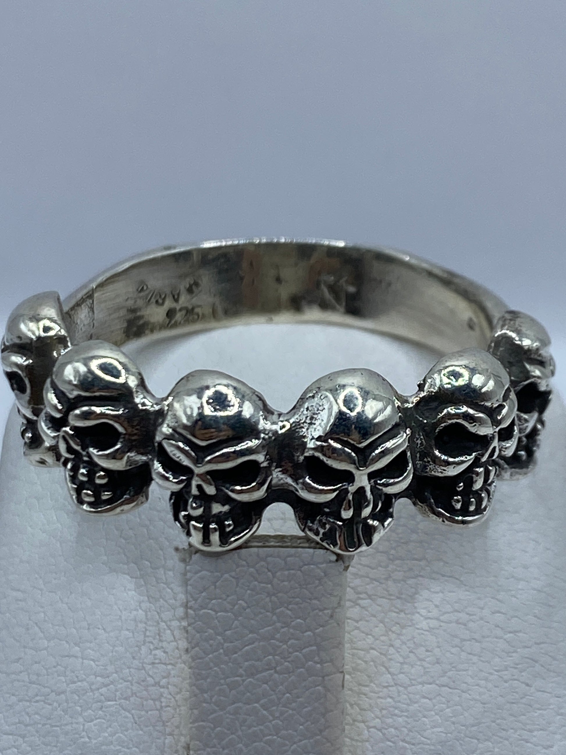 Anillo en la mano de un hombre mostrando el peso y presencia de la pieza