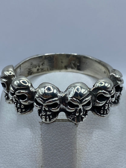 Anillo en la mano de un hombre mostrando el peso y presencia de la pieza