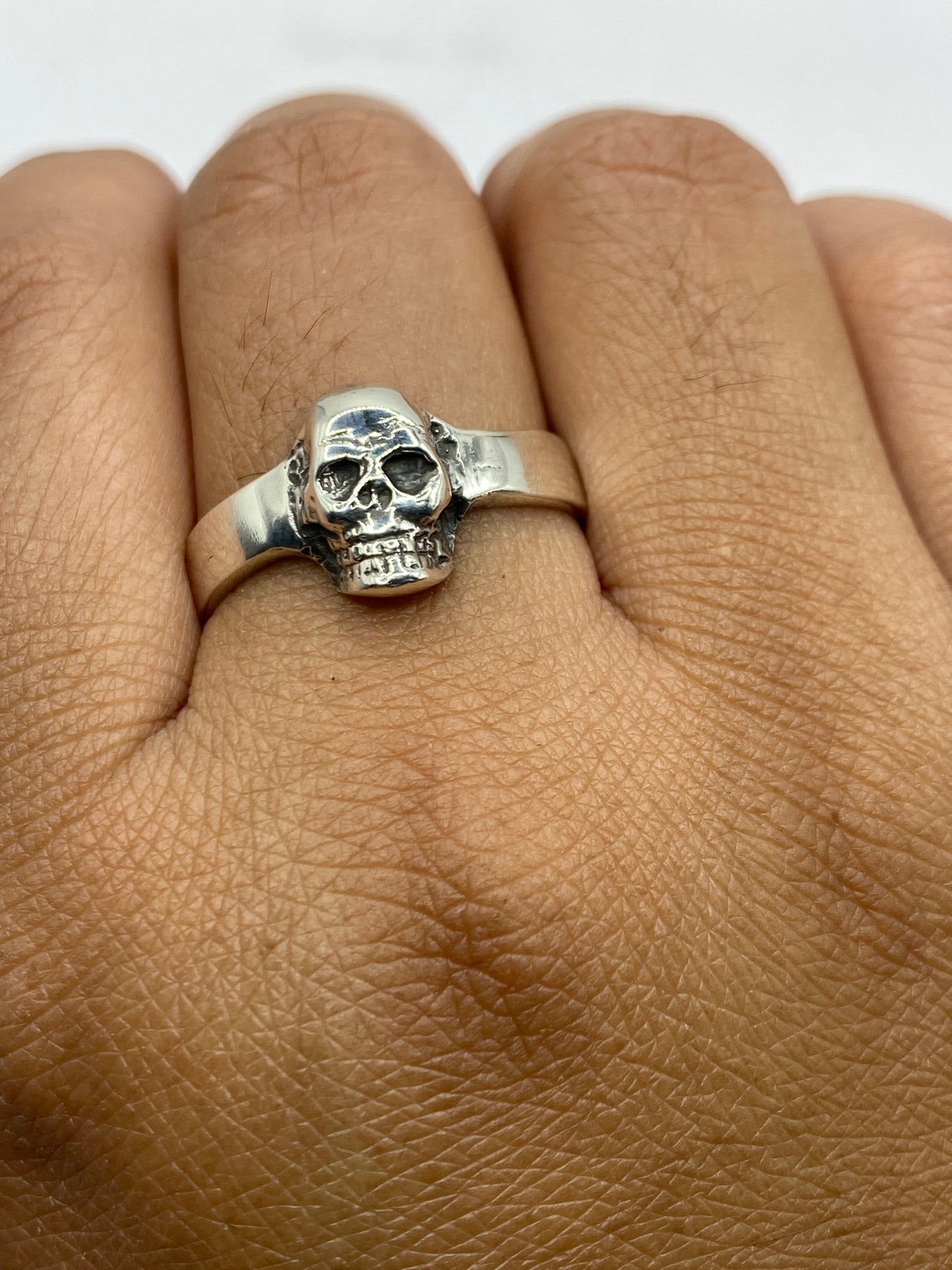 Sello .925 MEXICO grabado dentro del anillo sobre fondo gris