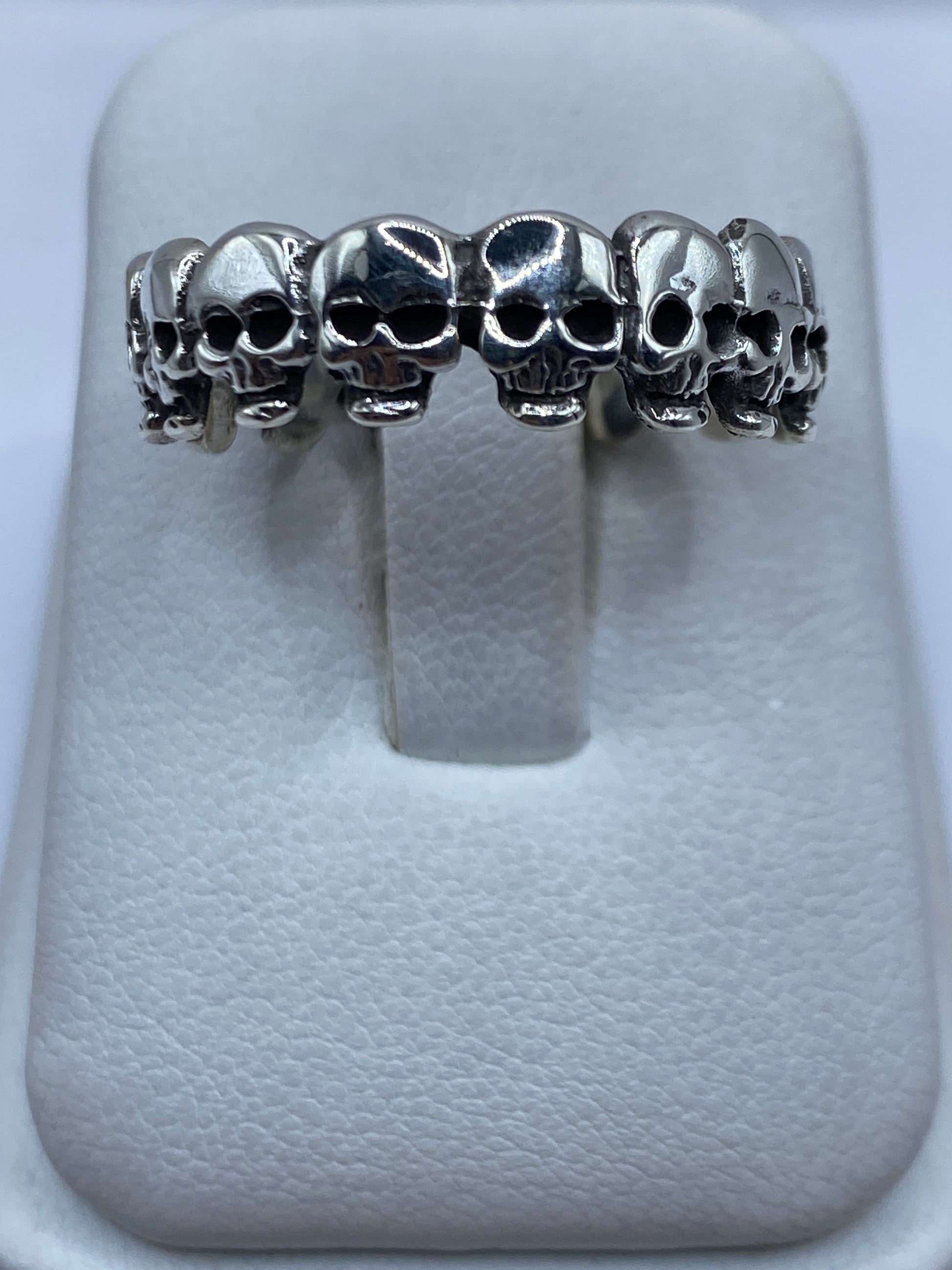 Anillo de plata sello macizo pulido en talla 12, vista frontal sobre almohada gris