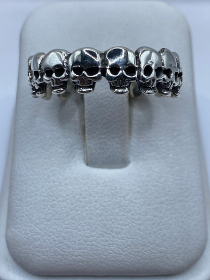 Anillo de plata sello macizo pulido en talla 12, vista frontal sobre almohada gris